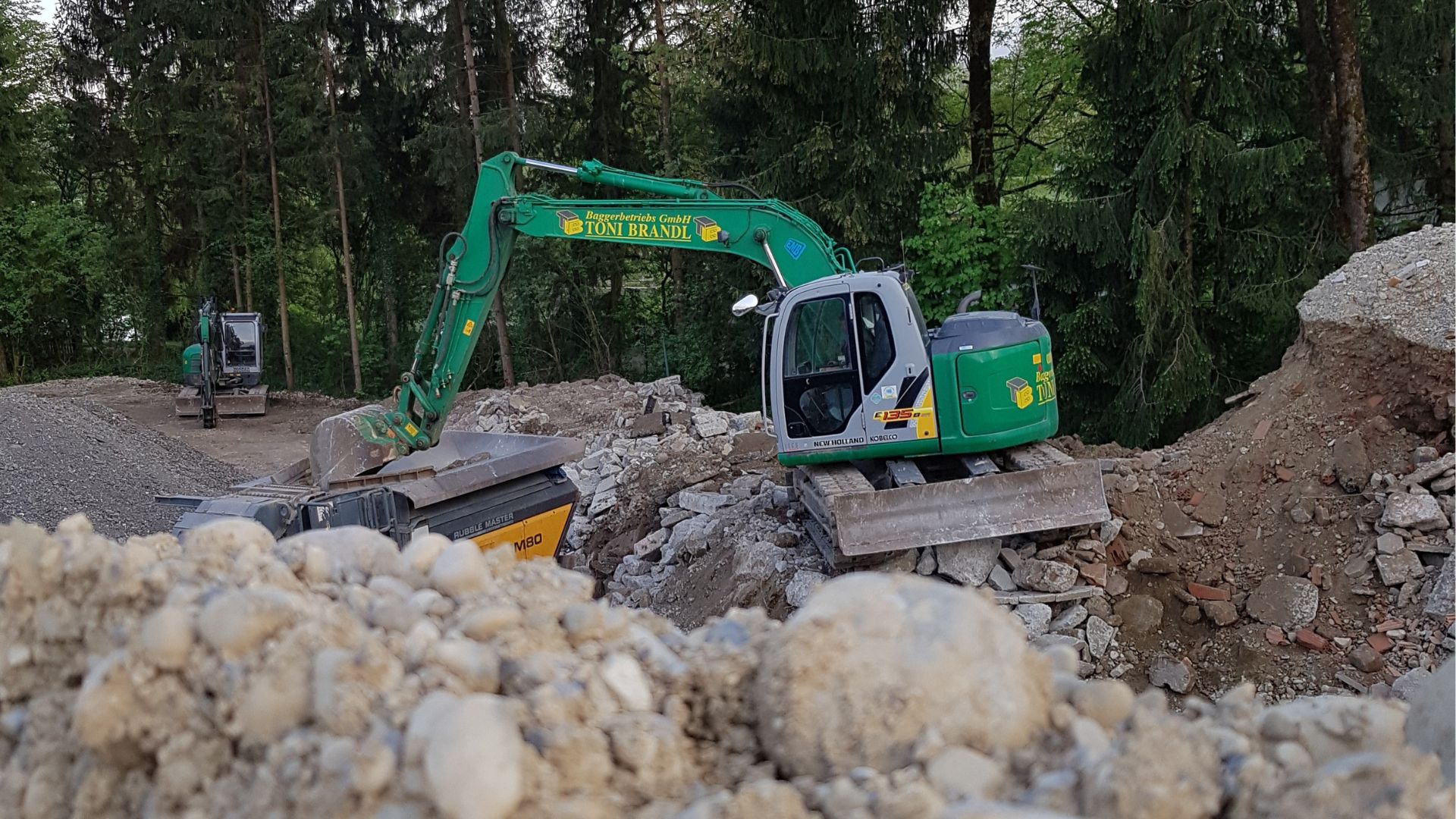 New Holland E135B – Kettenbagger im Fuhrpark von Baggerbetrieb Brandl