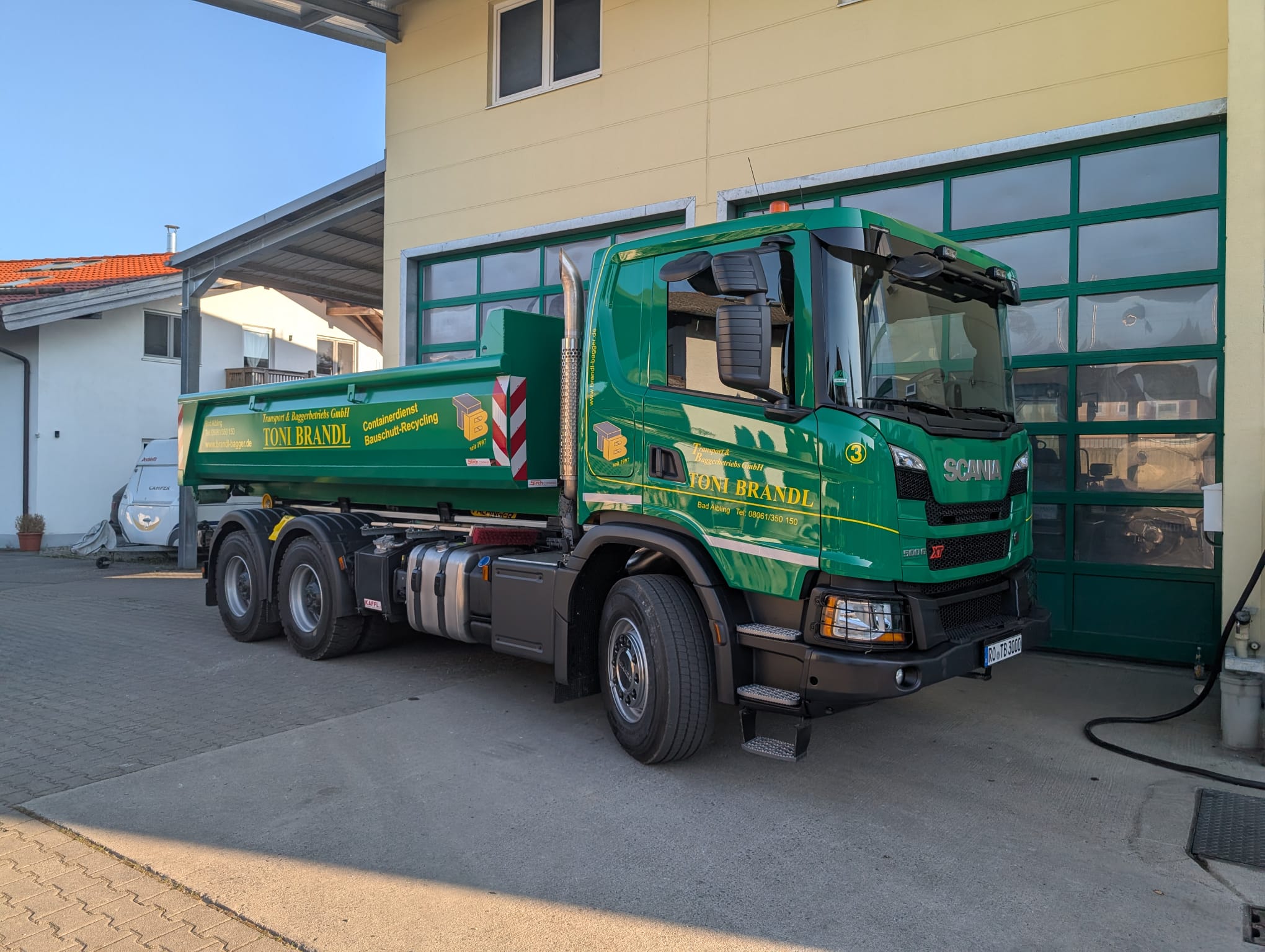 Scania 3-Achsabroller (1) – 3-Achsabroller im Fuhrpark von Baggerbetrieb Brandl