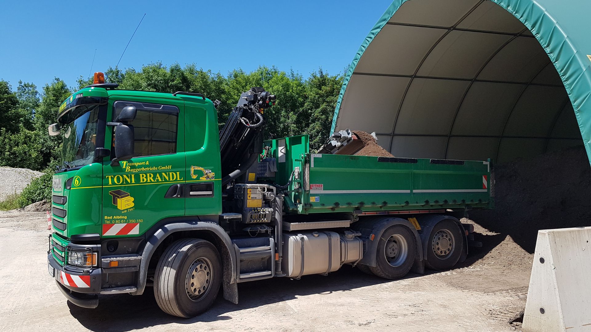 Scania 3-Achskipper mit Kran – 3-Achskipper im Fuhrpark von Baggerbetrieb Brandl