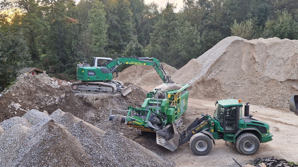 Aufbereitung im Brecher – Baggerbetrieb Brandl