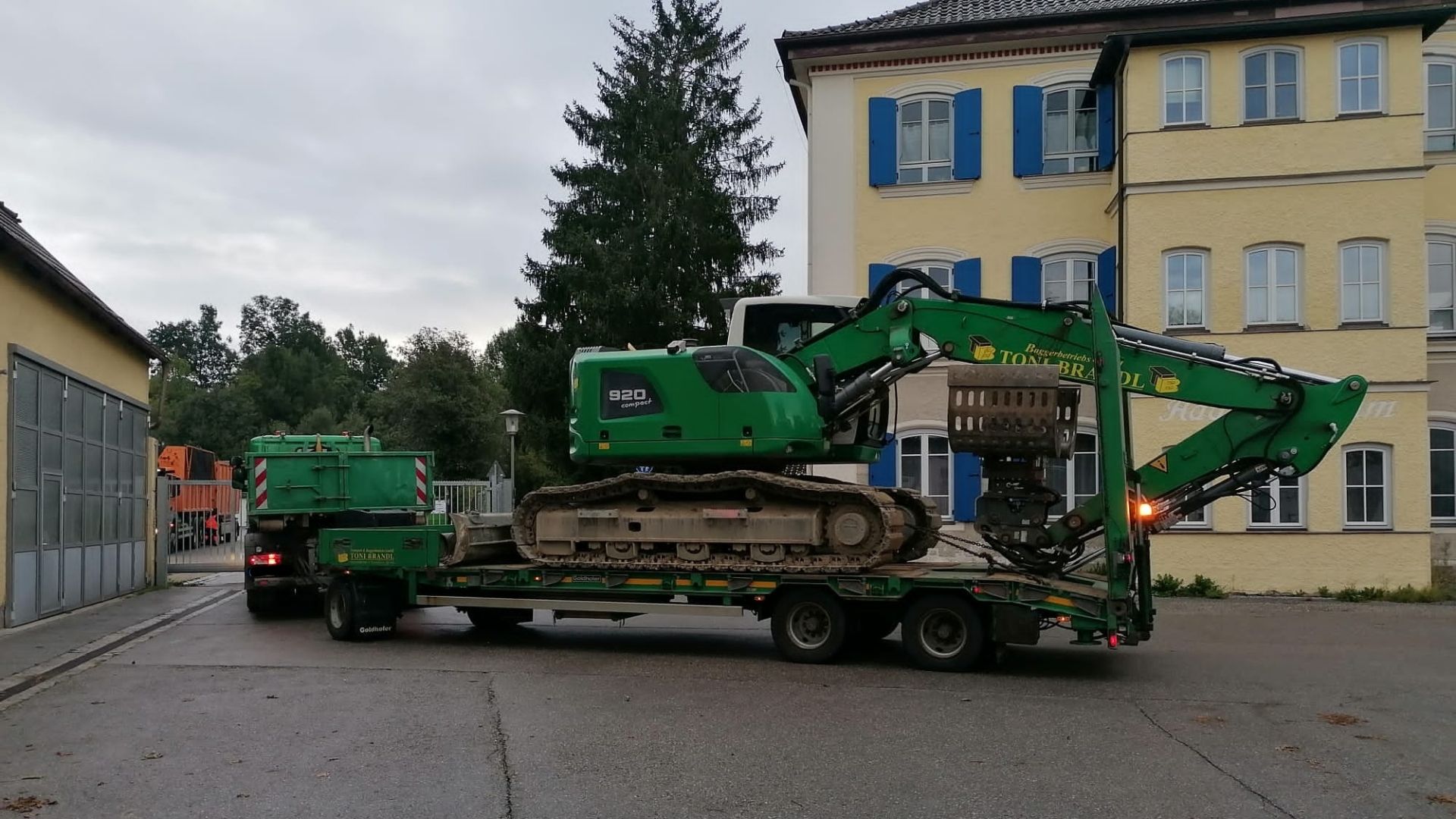 Tiefladertransporte – Baggerbetrieb Brandl